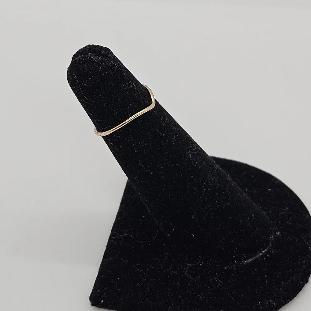 thin gold tone ring with chevron point size 3.25 - Picture 2 of 4